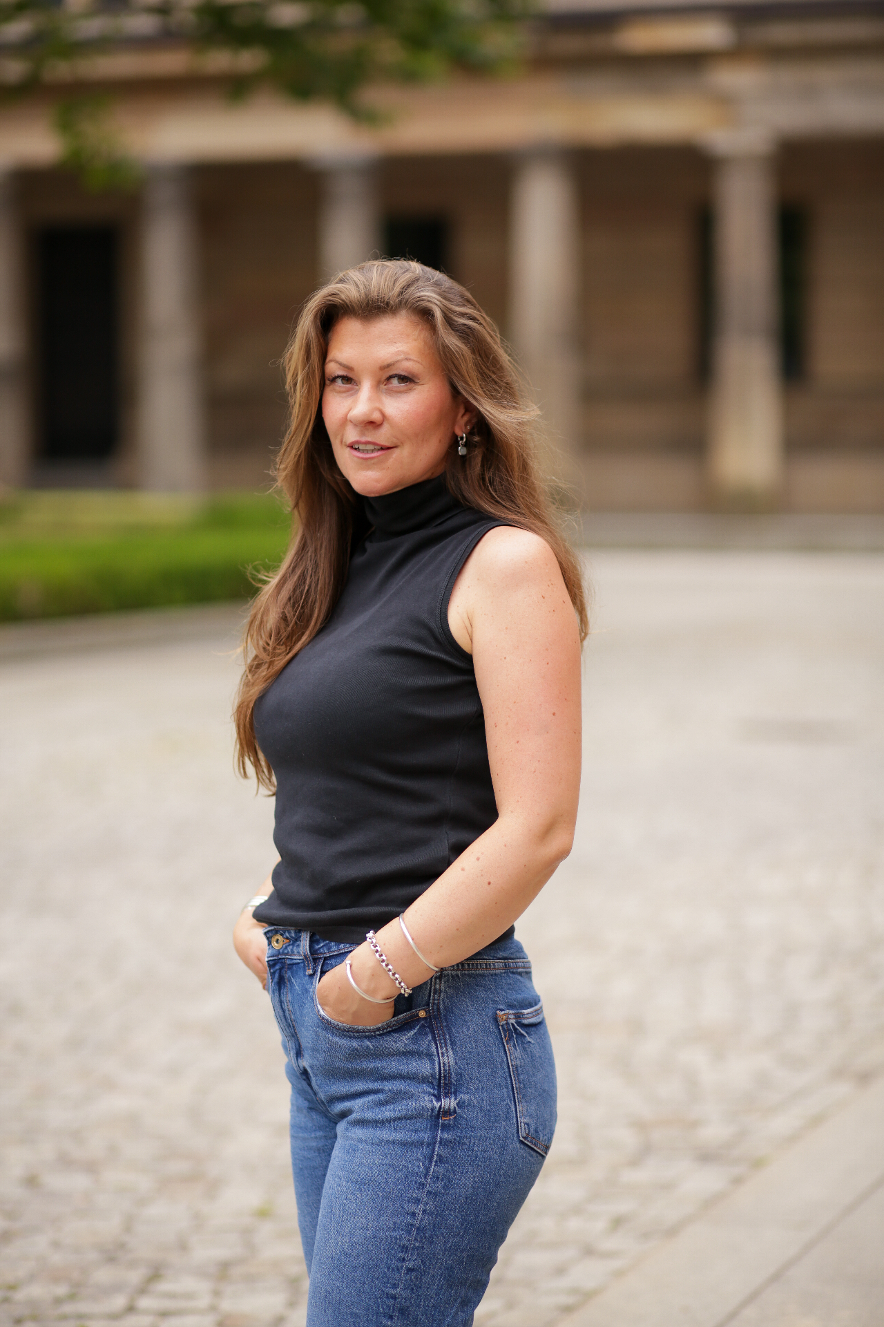 Julia Rosenwert im schwarzen Top vor Säulengang