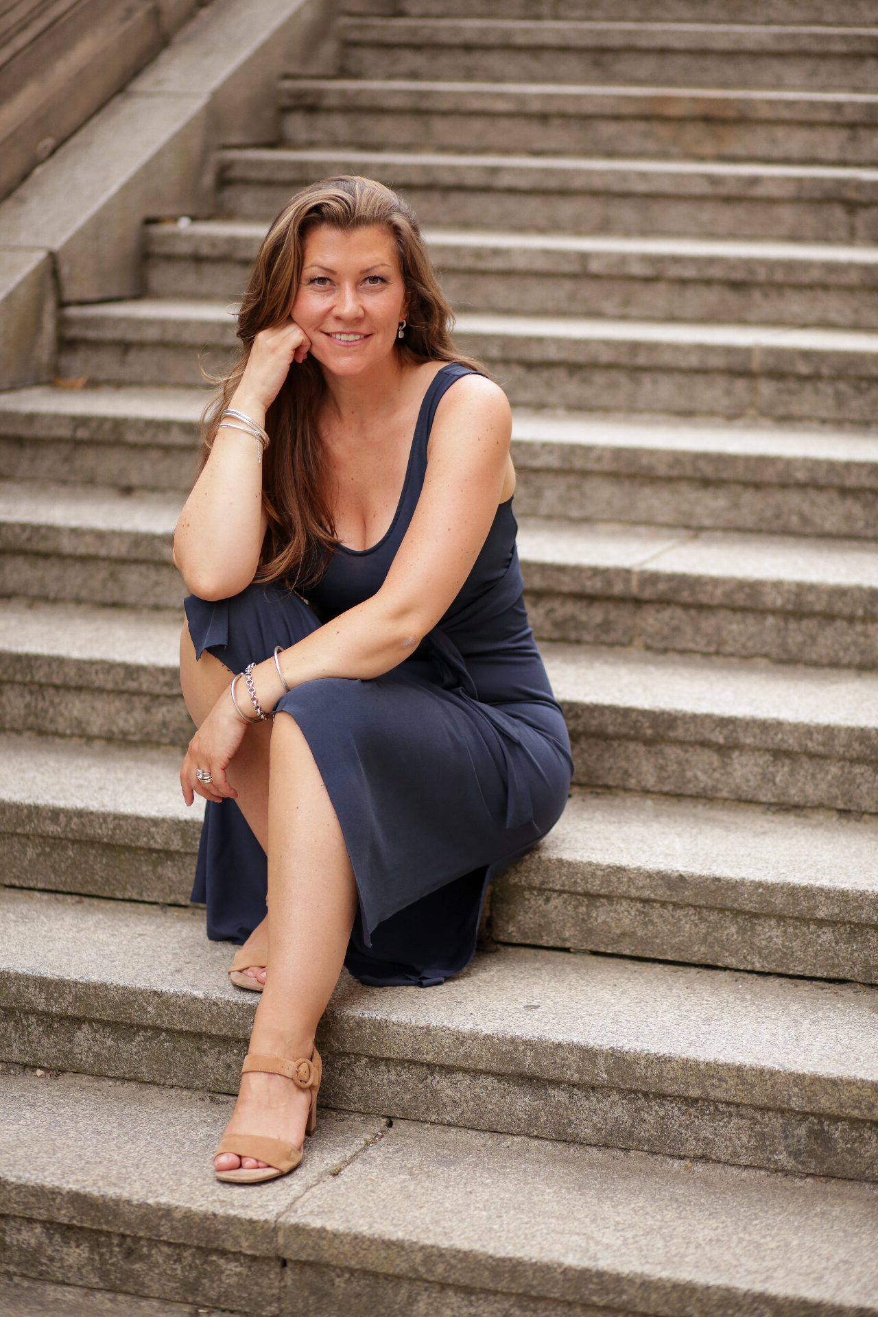 Julia Rosenwert im dunkelblauen Kleid auf Treppenstufen