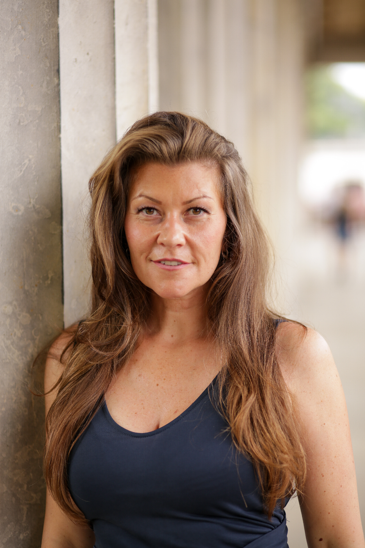 Julia Rosenwert Portrait an Säule gelehnt