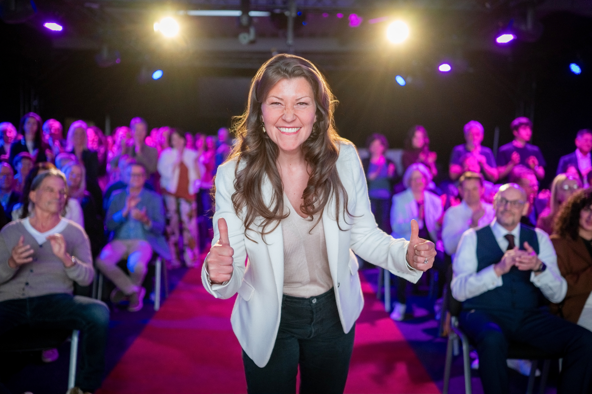 Julia Rosenwert auf der Bühne, Publikum applaudiert