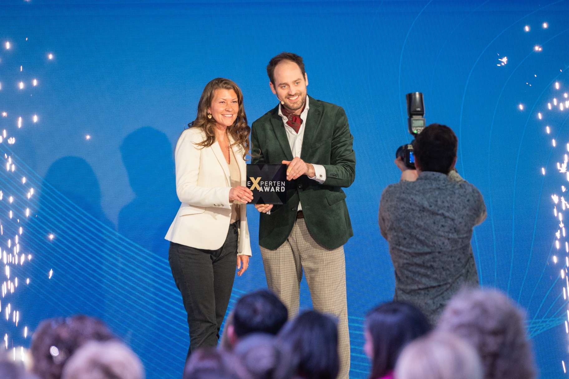 Julia Rosenwert erhält den Experten Award auf der Bühne